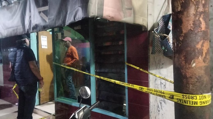 Rumah kontrakan tempat wanita paruh baya ditemukan tewas dengan 7 luka tusuk.