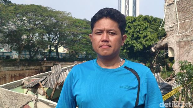 Rumah pinggir kali di Benhil ambruk akibat longsor. (Kurniawan/detikcom)