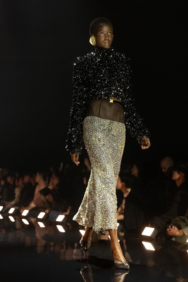 Melalui koleksi Fall 2027, Roseberry ingin menunjukkan bahwa Schiaparelli selalu tampil radikal tanpa kehilangan kedekatannya dengan perempuan yang mengenakannya. Ia menilai warisan terbesar Elsa Schiaparelli bukan hanya keberanian bereksperimen, tetapi kemampuan menciptakan pakaian yang membuat perempuan merasa bebas memimpikan versi terbaik dirinya, sekaligus tetap nyaman menjadi diri sendiri. (Foto: Dok. Schiaparelli)