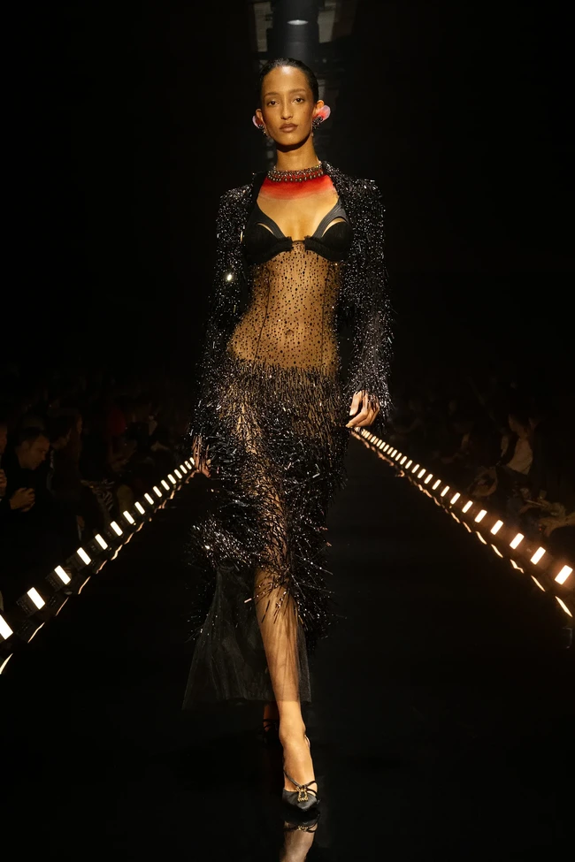 Untuk tampilan yang lebih ringan, Roseberry menggabungkan atasan stretch jersey menyerupai lapisan kulit kedua dengan rok bervolume yang dihiasi payet. Penggunaan material performa tinggi juga menjadi penghormatan terhadap Elsa Schiaparelli yang dikenal sebagai salah satu couturier pertama yang mengadopsi kain jersey dalam dunia haute couture. (Foto: Dok. Schiaparelli)