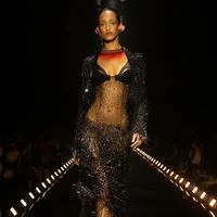 Untuk tampilan yang lebih ringan, Roseberry menggabungkan atasan stretch jersey menyerupai lapisan kulit kedua dengan rok bervolume yang dihiasi payet. Penggunaan material performa tinggi juga menjadi penghormatan terhadap Elsa Schiaparelli yang dikenal sebagai salah satu couturier pertama yang mengadopsi kain jersey dalam dunia haute couture. (Foto: Dok. Schiaparelli)