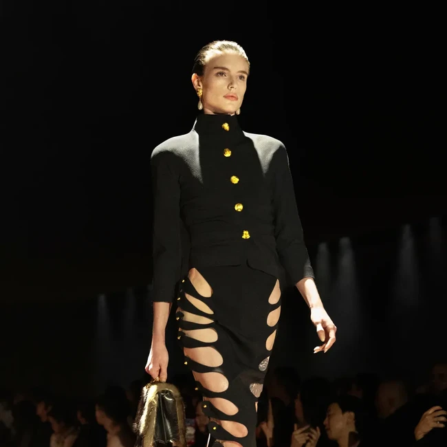Foto: Schiaparelli Fall 2027, Kontradiksi Jadi Koleksi Penuh Ilusi & Fantasi
