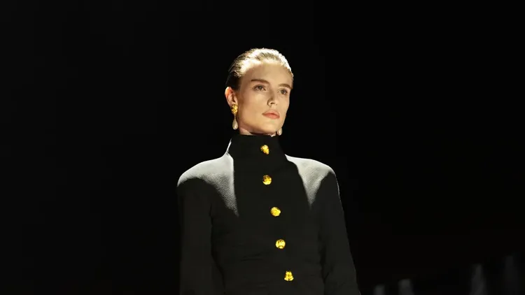 Foto: Schiaparelli Fall 2027, Kontradiksi Jadi Koleksi Penuh Ilusi & Fantasi