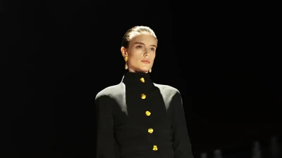 Foto: Schiaparelli Fall 2027, Kontradiksi Jadi Koleksi Penuh Ilusi & Fantasi