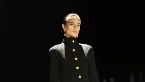 Foto: Schiaparelli Fall 2027, Kontradiksi Jadi Koleksi Penuh Ilusi & Fantasi