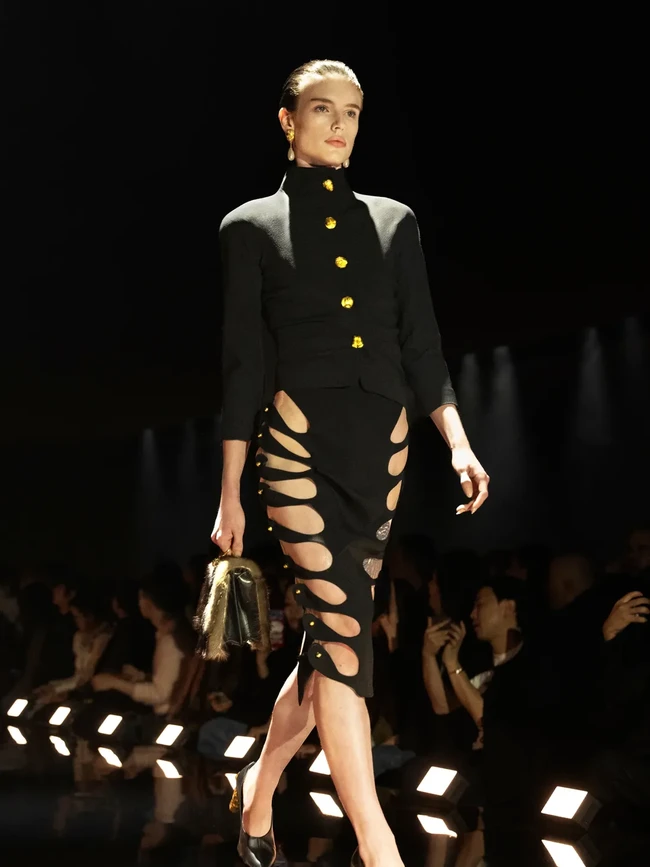 Foto: Schiaparelli Fall 2027, Kontradiksi Jadi Koleksi Penuh Ilusi & Fantasi