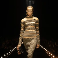 Salah satu eksperimen paling menarik hadir lewat rancangan yang disebut Roseberry sebagai impossible knitwear. Rajutan kabel Aran yang identik dengan kesan tebal dipadukan dengan panel tulle transparan sehingga menciptakan ilusi material berat yang tampak melayang di tubuh. (Foto: Dok. Schiaparelli)