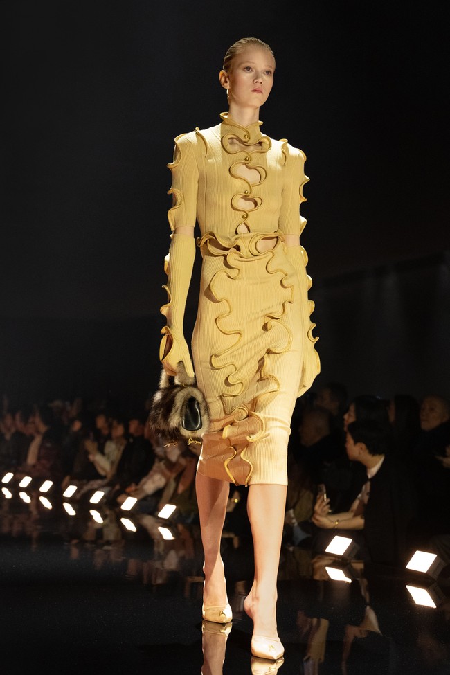 Menurut Roseberry, pameran tersebut menjadi pengingat bahwa pendiri maison, Elsa Schiaparelli, adalah salah satu desainer pertama yang mempertanyakan makna sebuah busana. Bagi Elsa, gaun bukan hanya gaun, tulis Roseberry dalam catatan koleksinya. (Foto: Dok. Schiaparelli)