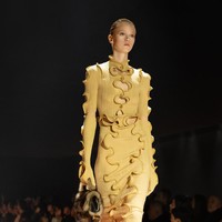 Menurut Roseberry, pameran tersebut menjadi pengingat bahwa pendiri maison, Elsa Schiaparelli, adalah salah satu desainer pertama yang mempertanyakan makna sebuah busana. Bagi Elsa, gaun bukan hanya gaun, tulis Roseberry dalam catatan koleksinya. (Foto: Dok. Schiaparelli)