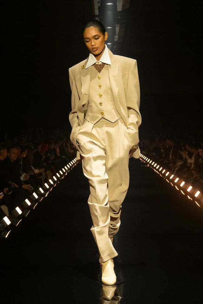 Melalui koleksi Fall 2027, Direktur Kreatif Schiaparelli Daniel Roseberry menghadirkan deretan rancangan yang bermain dengan ilusi, paradoks, dan warisan ikonis rumah mode asal Paris tersebut. Koleksi ini lahir bertepatan dengan dibukanya pameran retrospektif Schiaparelli: Fashion Becomes Art di Victoria and Albert Museum, London. (Foto: Dok. Schiaparelli)
