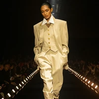 Melalui koleksi Fall 2027, Direktur Kreatif Schiaparelli Daniel Roseberry menghadirkan deretan rancangan yang bermain dengan ilusi, paradoks, dan warisan ikonis rumah mode asal Paris tersebut. Koleksi ini lahir bertepatan dengan dibukanya pameran retrospektif Schiaparelli: Fashion Becomes Art di Victoria and Albert Museum, London. (Foto: Dok. Schiaparelli)