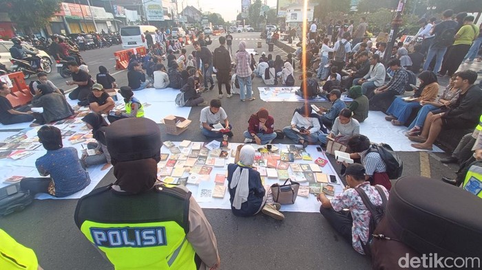 Sejumlah elemen BEM Banyumas Raya menggelar aksi mimbar bebas yang diselingi lapak baca buku gratis di kompleks Alun-alun Purwokerto, Jumat (26/6/2026).