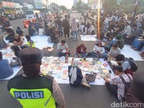 Mahasiswa Unjuk Rasa Gelar Lapak Baca di Alun-alun Purwokerto