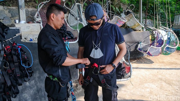 Rasa penasaran berbaur dengan sedikit debaran di dada saat menapakkan kaki di area peluncuran wahana Keranjang Langit, kawasan wisata alam Situ Gunung, Sukabumi. detikTravel berkesempatan mencoba wahana ekstrem yang belakangan viral di media sosial karena insiden tabrakan antar-keranjang gantung.