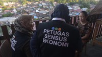 Petugas sensus mewawancarai warga saat melaksanakan Sensus Ekonomi 2026 di Kota Balikpapan, Kalimantan Timur, Kamis (25/6/2026). Badan Pusat Statistik (BPS) Kota Balikpapan mengerahkan sebanyak 537 petugas untuk mendata secara akurat sejumlah aktivitas ekonomi seperti rumah tangga, UMKM, sekolah hingga puskesmas atau klinik kesehatan yang akan berlangsung hingga 31 Agustus. ANTARA FOTO/Angga Palguna  