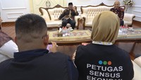 Wali Kota Yogyakarta Hasto Wardoyo (kiiri) menjawab pertanyaan petugas Sensus Ekonomi Badan Pusat Statistik (BPS) saat pelaksanaan Sensus Ekonomi 2026 di Rumah Dinas Wali Kota Yogyakarta, Selasa (23/6/2026). Hasto Wardoyo mengimbau seluruh masyarakat Kota Yogyakarta untuk ikut menyukseskan pelaksanaan Sensus Ekonomi (SE) 2026 dengan memberikan data yang akurat, lengkap, dan jujur kepada petugas sensus. ANTARA FOTO/Andreas Fitri Atmoko  