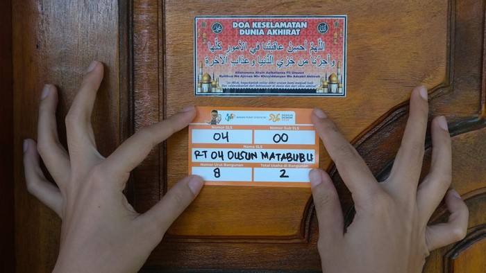 Petugas menempelkan stiker Sensus Ekonomi 2026 pada rumah warga saat pendataan lapangan di Desa Tanea, Kabupaten Konawe Selatan, Sulawesi Tenggara, Selasa (16/6/2026). Badan Pusat Statistik Sulawesi Tenggara menerjunkan 2.600 orang petugas untuk melakukan pendataan unit usaha dan ekonomi keluarga dalam pelaksanaan Sensus Ekonomi 2026 di wilayah itu yang berlangsung sejak 15 Juni hingga 31 Agustus. ANTARA FOTO/Andry Denisah/nz