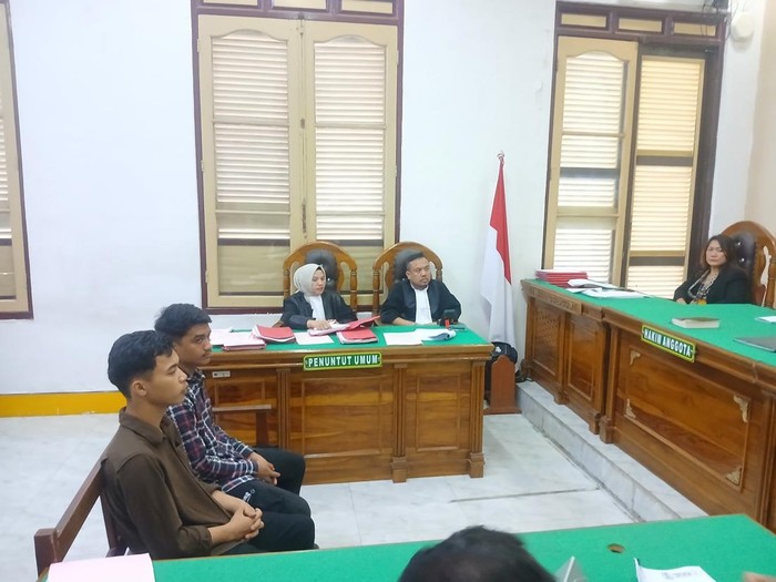 Sidang dakwaan kedua terdakwa kasus beli Pertalite 25 liter di Cakra 6 Pengadilan Negeri Medan, Kamis (25/6/2026) malam.