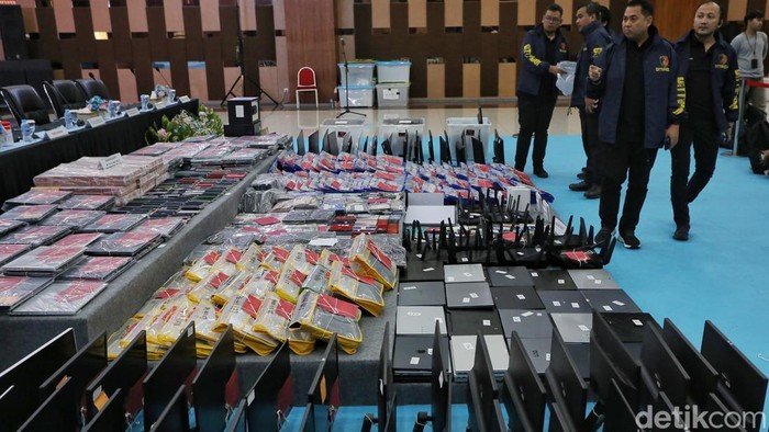 Wakabareskrim Polri Irjen Nunung Syaifudin bersama Direktur Tindak Pidana Umum (Dirtipidum) Bareskrim Polri Brigjen Wira Satya Triputra dan pimpinan menggelar konferensi pers di Gedung Bareskrim Polri, Jakarta, Jumat (26/6/2026). Konfrerensi pers ter