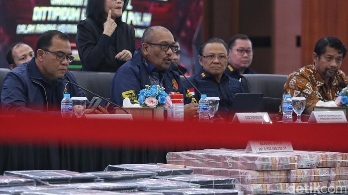 Wakabareskrim Polri Irjen Nunung Syaifudin bersama Direktur Tindak Pidana Umum (Dirtipidum) Bareskrim Polri Brigjen Wira Satya Triputra dan pimpinan menggelar konferensi pers di Gedung Bareskrim Polri, Jakarta, Jumat (26/6/2026).