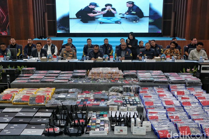 Wakabareskrim Polri Irjen Nunung Syaifudin bersama Direktur Tindak Pidana Umum (Dirtipidum) Bareskrim Polri Brigjen Wira Satya Triputra dan pimpinan menggelar konferensi pers di Gedung Bareskrim Polri, Jakarta, Jumat (26/6/2026). Konfrerensi pers terkait pengungkapan kasus sindikat judi online yang bermarkas di Jalan Hayam Wuruk, Jakarta Barat. Kasus ini berhasil diungkap Polri pada awal Mei 2026 lalu.