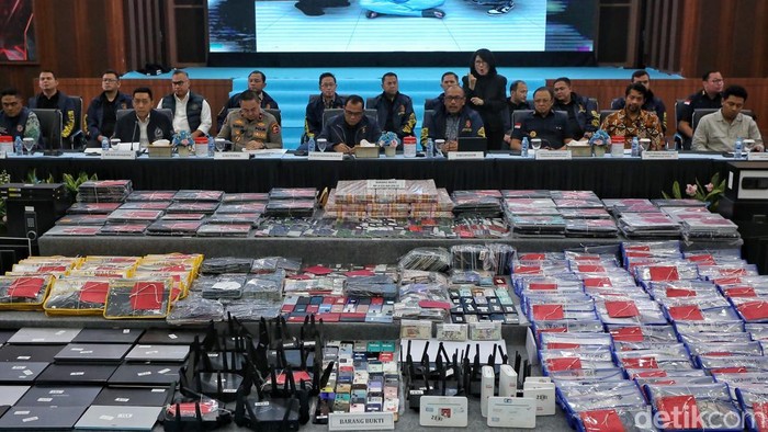 Wakabareskrim Polri Irjen Nunung Syaifudin bersama Direktur Tindak Pidana Umum (Dirtipidum) Bareskrim Polri Brigjen Wira Satya Triputra dan pimpinan menggelar konferensi pers di Gedung Bareskrim Polri, Jakarta, Jumat (26/6/2026). Konfrerensi pers ter