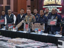 Bareskrim Ungkap Barang Bukti Fantastis Kasus Judi Online, Uang Tunai Rp8,5 Miliar Dipamerkan