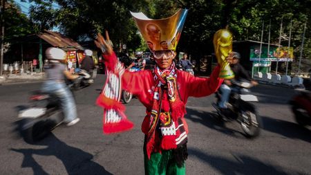 Supeltas Berkostum Suporter Hidupkan Euforia Piala Dunia