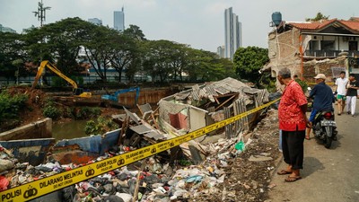 Tebing Ambrol di Petamburan, Rusak Bangunan dan Timbun Kendaraan