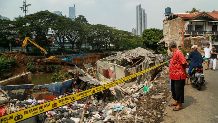 Longsor terjadi di kawasan Petamburan, Jakarta, Jumat (26/6/2026), sekitar pukul 05.50 WIB. Peristiwa tersebut mengakibatkan sejumlah bangunan mengalami kerusakan parah.