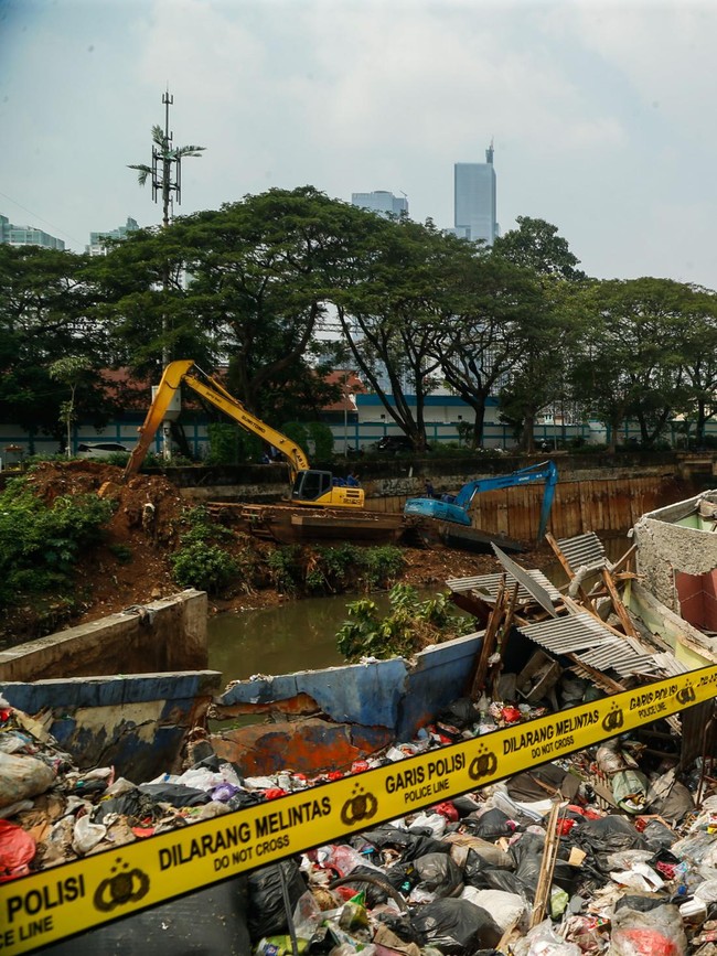 Tebing Ambrol di Petamburan, Rusak Bangunan dan Timbun Kendaraan