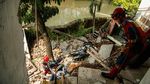 Tebing Ambrol di Petamburan, Rusak Bangunan dan Timbun Kendaraan