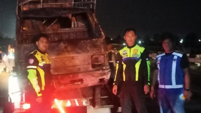 Teks foto: Mobil pikap pengangkut BBM yang terbakar. (Foto: dok. PJR Polda Sumut)