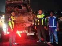 Mobil Angkut BBM Terbakar di Tol Medan gegara Ban Pecah, 2 Orang Luka Parah