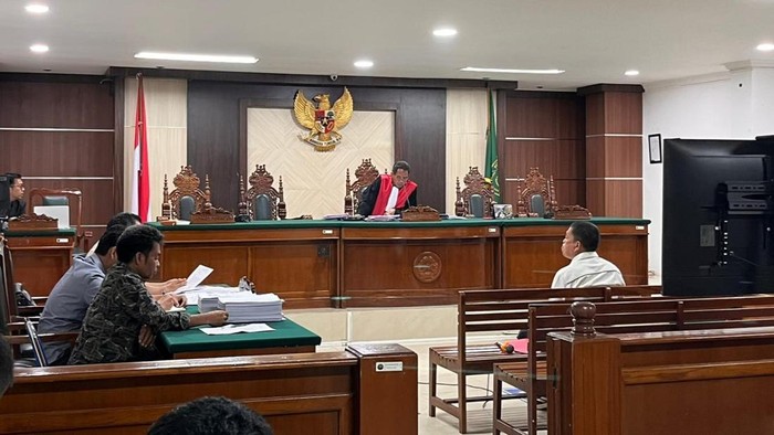 Tim hukum Bahtiar membacakan kesimpulan gugatan di hadapan hakim tunggal Muhammad Adil Kasim di ruang sidang Bagir Mannan Pengadilan Negeri (PN) Makassar, Jumat (26/6/2026).
