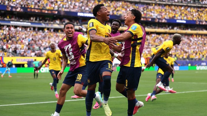 EAST RUTHERFORD, NEW JERSEY - JUNE 25: Gonzalo Plata #19 of Ecuador celebrates with teammates after scoring the teams second goal during the FIFA World Cup 2026 Group E match between Ecuador and Germany at New York New Jersey Stadium on June 25, 2026 in East Rutherford, New Jersey. (Photo by Mattia Ozbot/Getty Images)
