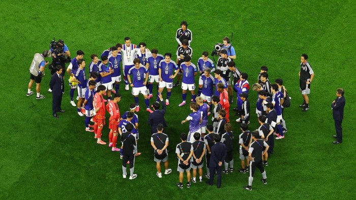 Soccer Football - FIFA World Cup 2026 - Group F - Japan v Sweden - Dallas Stadium, Arlington, Texas, U.S. - June 25, 2026 Japan coach Hajime Moriyasu speaks to players after the match REUTERS/Kai Pfaffenbach