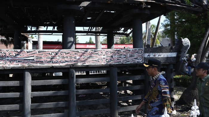 Wali Kota Rico Waas meninjau replika rumah Bolon di area Monumen Pahlawan Nasional Raja Sisingamangaraja XII, Medan.
