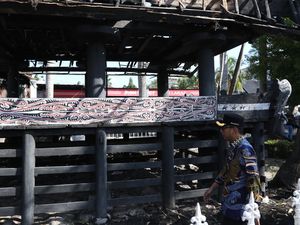 Walkot Rico Tinjau Replika Rumah Bolon yang Terbakar, Janji Segera Perbaiki
