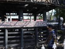 Aksi Remaja Main Api Bikin Rumah Adat di Monumen SM Raja Medan Terbakar