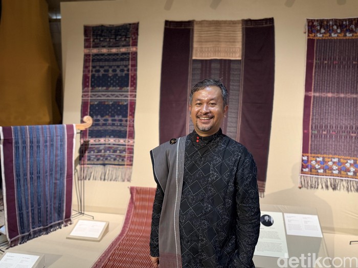 Torang Sitorus Sumbang Kain Ulos untuk Museum Tekstil