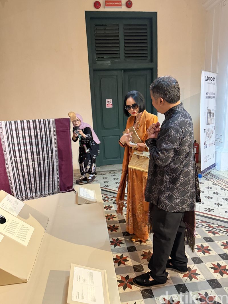 Torang Sitorus Sumbang Kain Ulos untuk Museum Tekstil