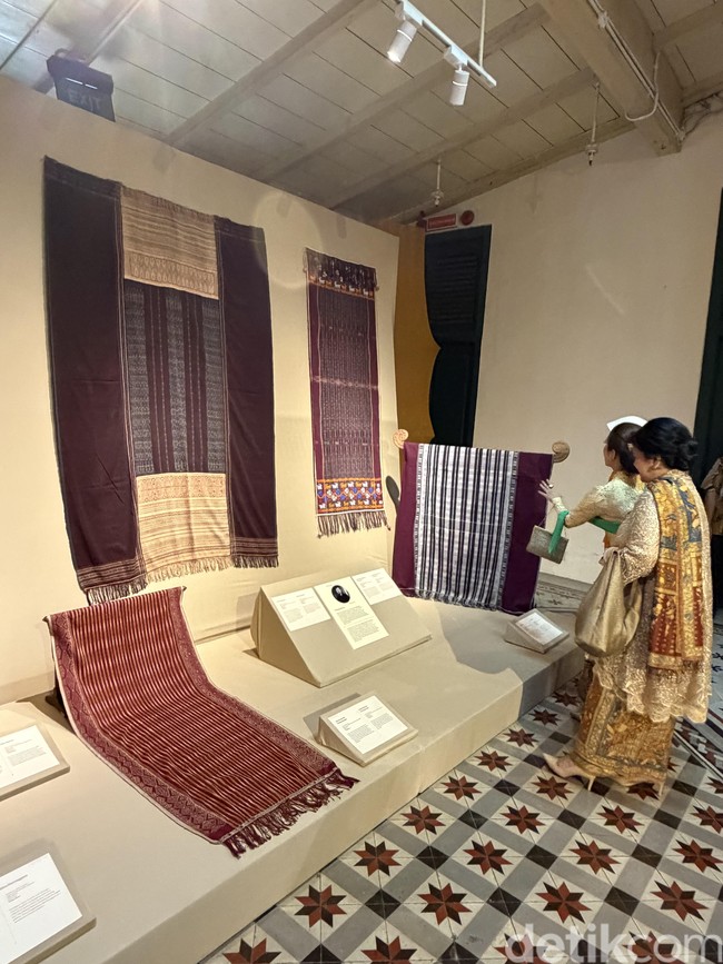 Torang Sitorus Sumbang Kain Ulos untuk Museum Tekstil
