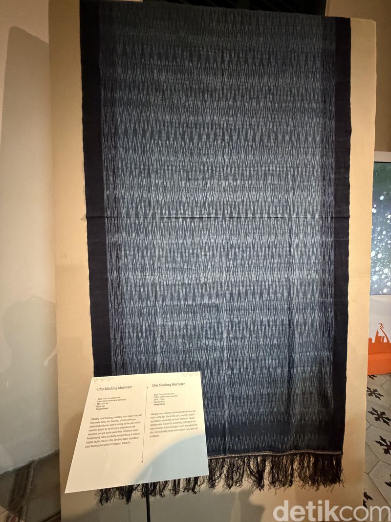 Torang Sitorus Sumbang Kain Ulos untuk Museum Tekstil