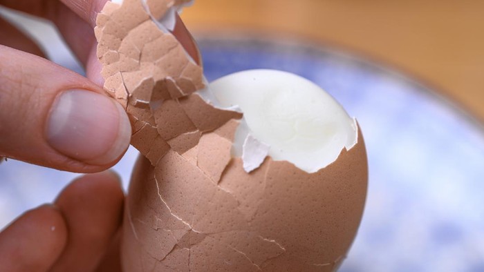 Trik Kupas Telur Rebus Tanpa Bikin Putihnya Terkelupas