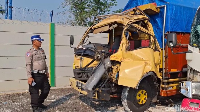 Truk yang ditumpangi bos biji Kopi kecelakaan di Tol Cipularang