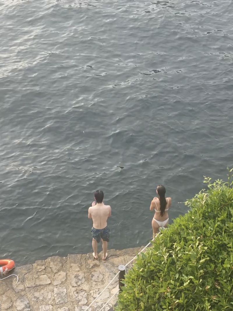Jaehyun NCT mengklarifikasi unggahan fotonya bersama seorang wanita saat berenang di Lake Como. Wanita tersebut adalah saudara sepupunya.