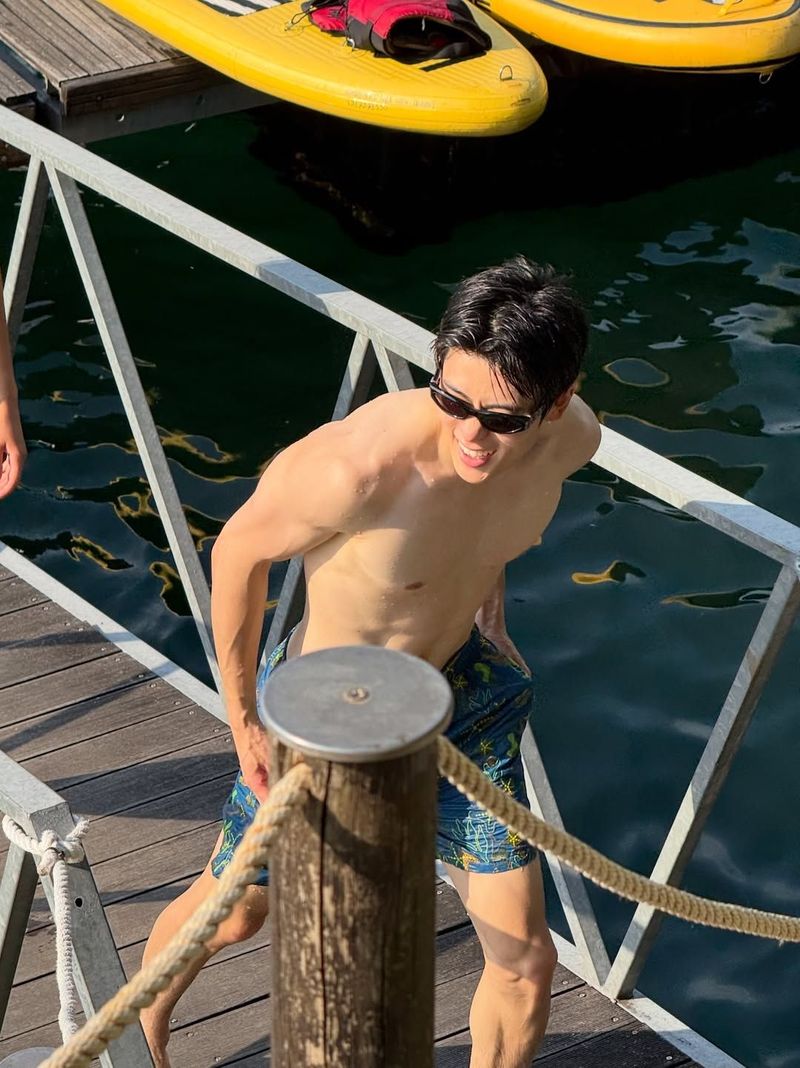 Jaehyun NCT mengklarifikasi unggahan fotonya bersama seorang wanita saat berenang di Lake Como. Wanita tersebut adalah saudara sepupunya.