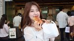 Single Era Vilmei: Nikmati Senja di Jalanan Korea Makan Salt Bread