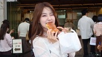 Vilmei akhirnya mencicipi salt bread langsung dari Korea. Ia tampak cantik dengan baju lengan panjang putih. (Foto: dok Instagram vilmei)